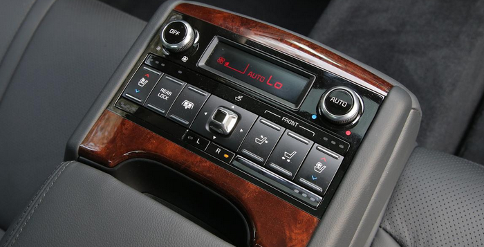kia-k900-backseat-control-panel