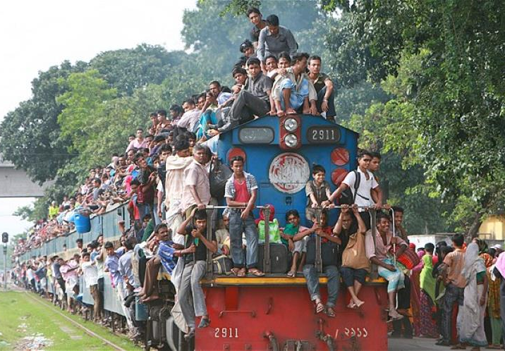 packed-train-dubai-public-transportation