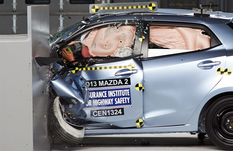 2013-mazda-2-small-overlap-front-test
