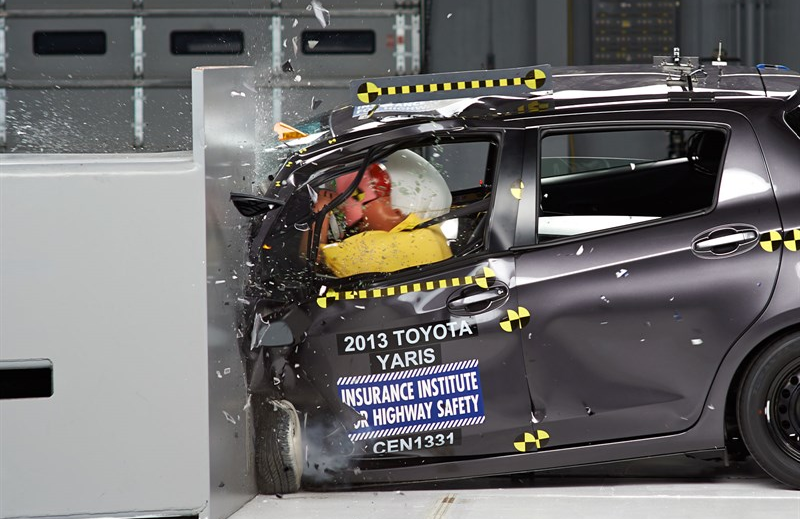 2013-toyota-yaris-small-overlap-front-test