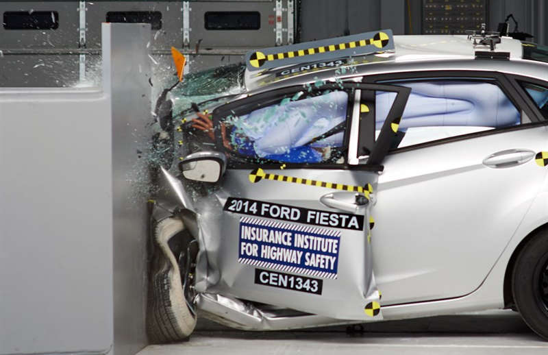 2014-ford-fiesta-small-overlap-front-test